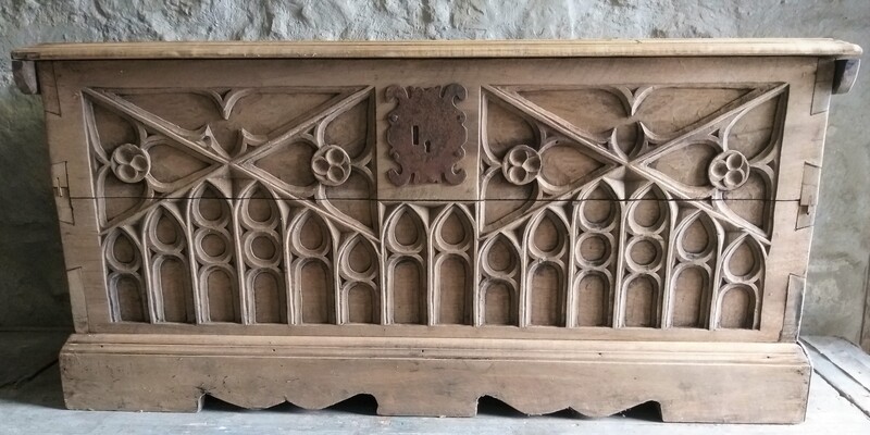 Gothic-style trunc-coffre